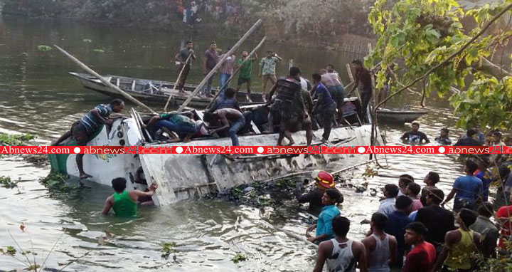 চাঁপাইনবাবগঞ্জে পিকনিকের বাস বিলে: নিহত ৩