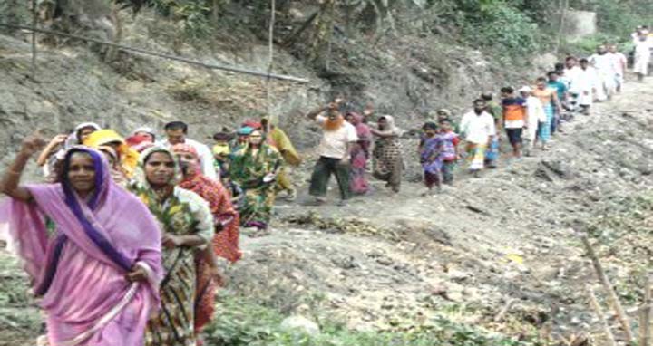 শ্রীনগরে সরকারি রাস্তা নির্মাণে বাধা:এলাকাবাসীর বিক্ষোভ