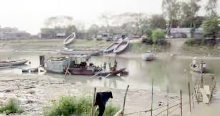 মুন্সিগঞ্জের টঙ্গীবাড়ীতে সরকারি খালে ড্রেজার বসিয়ে বালু উত্তোলন