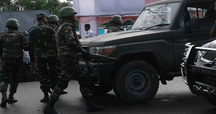 ভবনটি ঝুঁকিপূর্ণ: সাবধানে অভিযান চালাচ্ছে প্যারা কমান্ডো