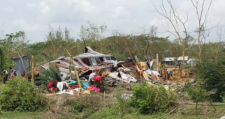 সোনাগাজীতে ঘুর্ণিঝড়ে ১৩৩০ টি ঘর-বাড়ি বিধ্বস্ত