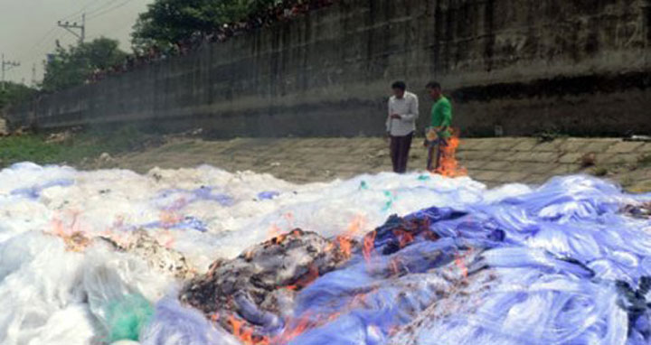 মুন্সীগঞ্জে কোস্টগার্ডের অভিযানে বিপুল পরিমাণ কারেন্ট জাল জব্দ