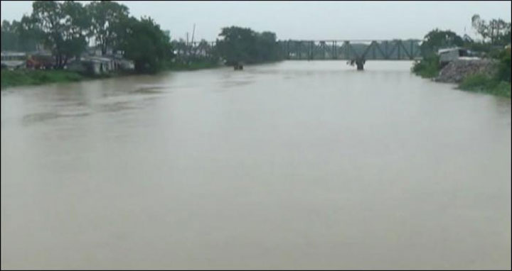 টানা বষর্ণে হবিগঞ্জে’র খোয়াই নদীর পানি বিপদসীমার উপরে