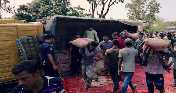 শ্রীমঙ্গলে চালবোঝাই ট্রাক উল্টে ঢাকা-সিলেট মহাসড়কে ২ ঘন্টা যান চলাচল বন্ধ