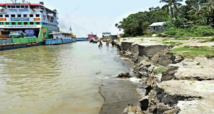 পদ্মার ভয়াবহ ভাঙ্গনে দৌলতদিয়া ও পাটুরিয়া ফেরিঘাট হুমকির মুখে