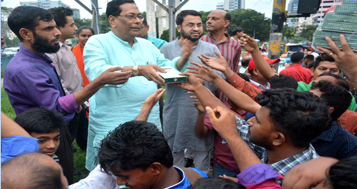 ঘরমুখো মানুষের মাঝে হামদর্দের বিনামূল্যে ইফতার সামগ্রী বিতরণ