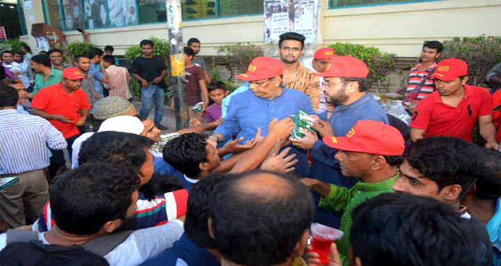 রাপা প্লাজা সিগন্যালে হামদর্দ এর উদ্যোগে ইফতার সামগ্রী বিতরণ