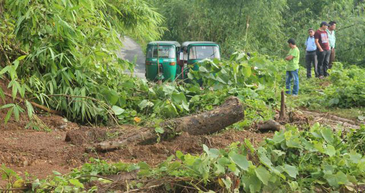 রাঙামাটিতে পাহাড় ধসে যান চলাচল বন্ধ