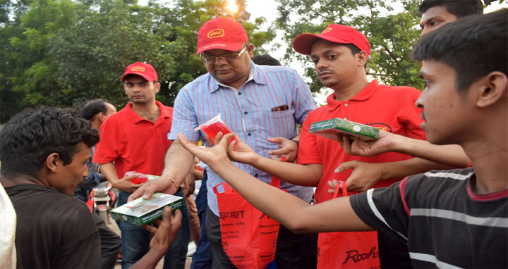 শাহবাগে হামদর্দ এর উদ্যোগে বিনামূল্যে ইফতার সামগ্রী বিতরণ