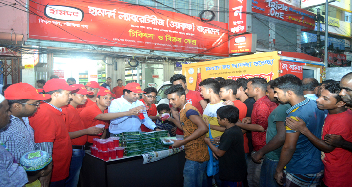 মগবাজার সিগন্যালে হামদর্দ বিনামূল্যে ইফতার সামগ্রী বিতরণ করেছে