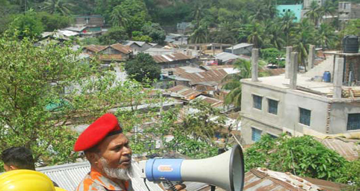 পাহাড় ধস: ঝুঁকিপূর্ণ বসবাসকারীদের নিরাপদ স্থানে সরানো অব্যাহত