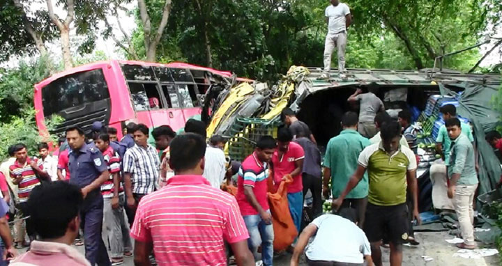 মাদারীপুর কামালদি  ট্রাক-বাস মুখোমুখি সংঘর্ষে নিহত ৩, আহত ১৫