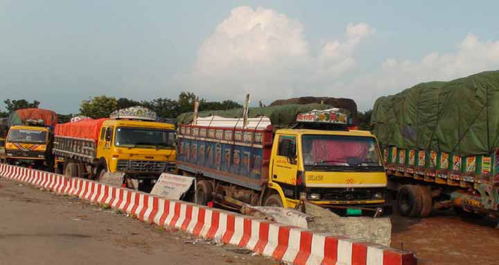 আটকা রয়েছে দুই শতাধিক ট্রাক; স্বাভাবিক পাটুরিয়া ফেরিঘাট