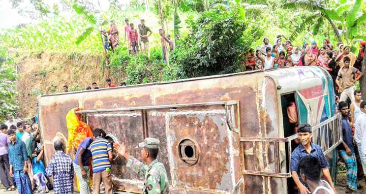 খাগড়াছড়িতে যাত্রীবাহী বাস উল্টে নিহত ৩