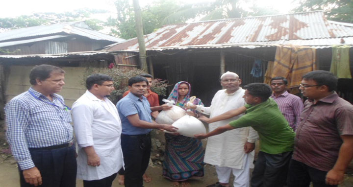 বন্যা দূর্গতদের বাড়ি গিয়ে ত্রান পৌছে দিলেন ইউএনও