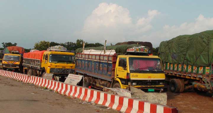 পাটুরিয়া-দৌলতদিয়ায় পারের অপেক্ষায় ৮শ যান