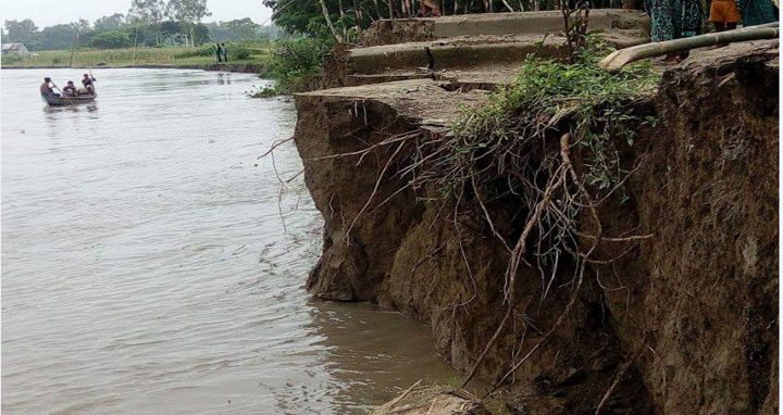 সাটুরিয়ায় শতাধিক বাড়ি নদী গর্ভে