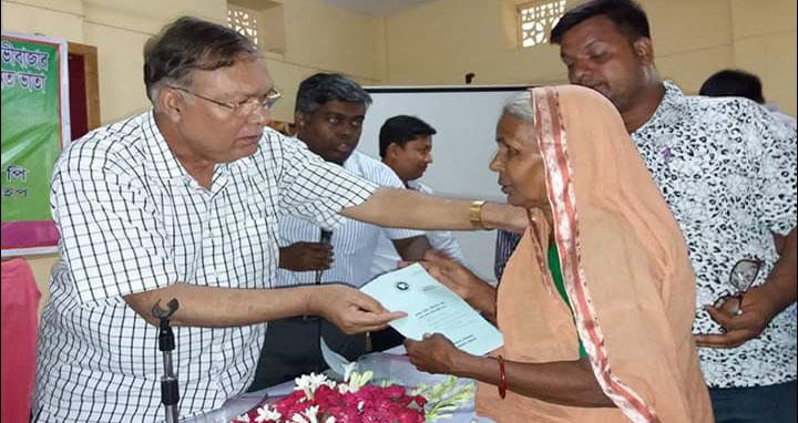 শ্রীমঙ্গলে বয়স্ক, বিধবা ও প্রতিবন্ধীকে কার্ড প্রদান