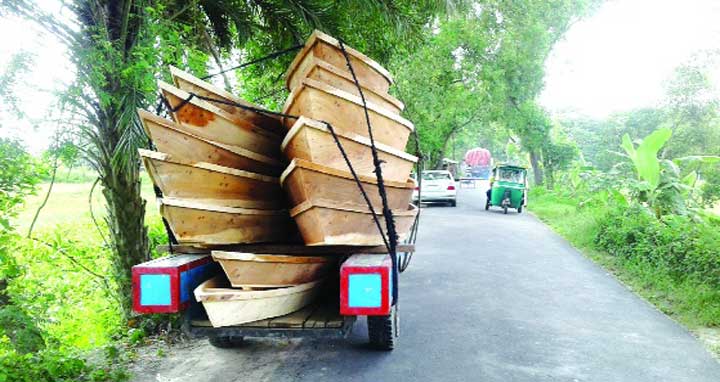 মুন্সিগঞ্জের নীচু রাস্তাঘাট তলিয়ে যাওয়ায় চলাচলের অন্যতম বাহন হচ্ছে নৌকা