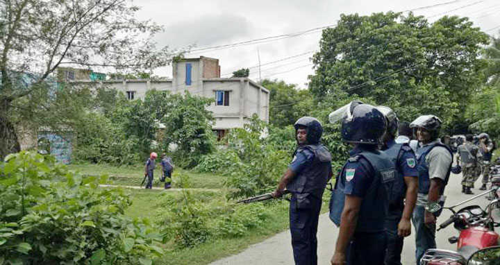 মেহেরপুরে ‘জঙ্গি আস্তানা’ সন্দেহে বাড়ি ঘিরে রেখেছে পুলিশ