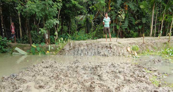 ঝালকাঠির নলছিটিতে রাস্তা কেটে ফেলে ৭ পরিবার অবরুদ্ধ