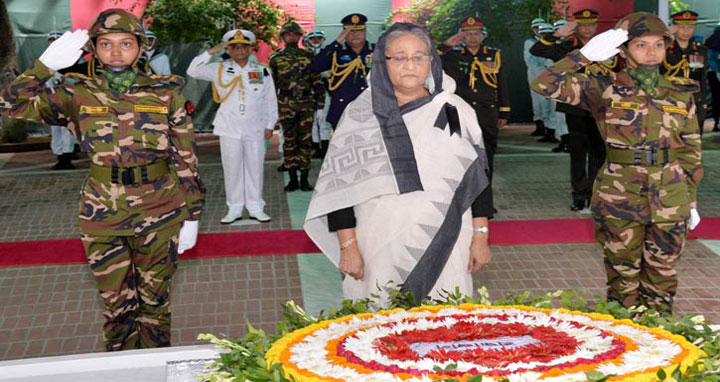 টুঙ্গিপাড়ায় বঙ্গবন্ধুর সমাধিতে প্রধানমন্ত্রীর শ্রদ্ধা