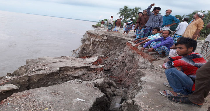 শরীয়তপুরে পানি কমতে শুরু করলেও নদী ভাঙ্গন অব্যাহত