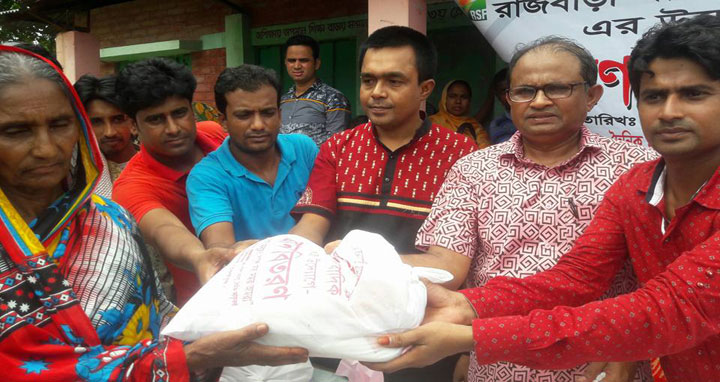 বন্যার্তদের মাঝে সাংবাদিক ফোরামের ত্রাণ বিতরণ