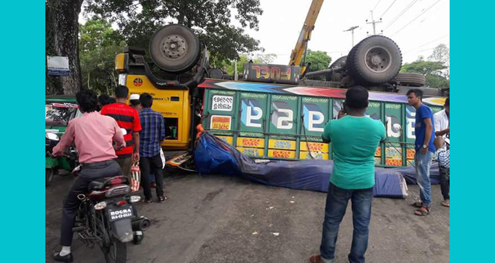 শ্রীমঙ্গলে ট্রাক উল্টে মহাসড়কে ২ ঘন্টা যান চলাচল বন্ধ