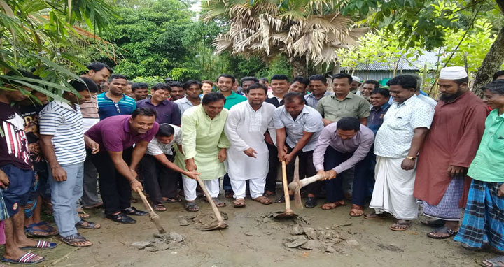 ফেনীর পাঁচগাছিয়ায় রাস্তা পাকাকরণের কাজ উদ্বোধন