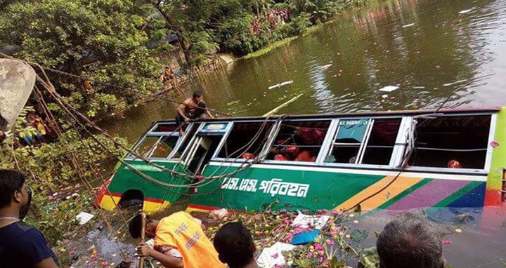 মুন্সীগঞ্জে বাস খাদে পড়ে নারীসহ নিহত ৩