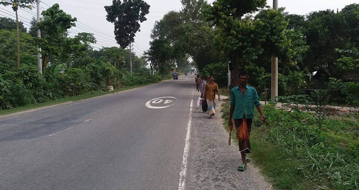 মানিকগঞ্জে হঠাৎ পরিবহন ধর্মঘট যাত্রীদের দুর্ভোগ চরমে