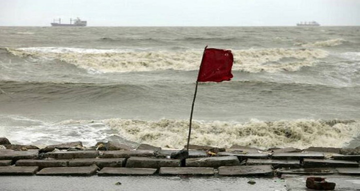 সাগরে নিম্নচাপ : ৩ নম্বর সতর্কতা সংকেত
 