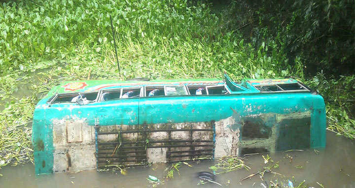 মা‌নিকগ‌ঞ্জে যাত্রীবাহী বাস খাদে পড়ে আহত ৩৫