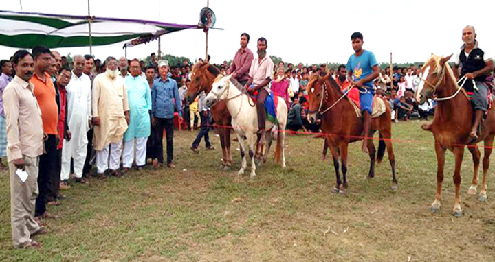 ইসলামপুরে ঘোড়দৌড় প্রতিযোগীতা