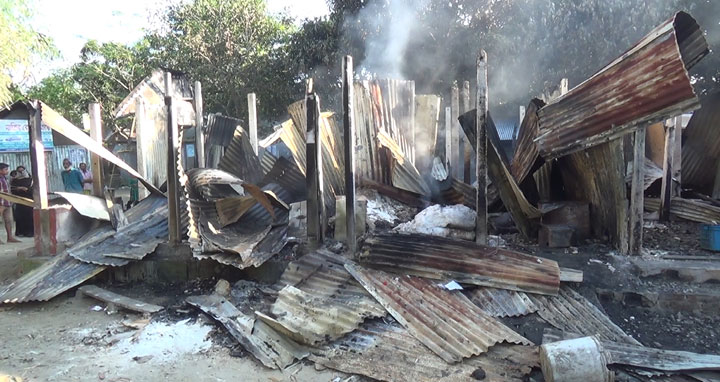 চরমধুয়া বাজার ও গ্রামবাসীর উপর হামলা, লুটপাট এবং অগ্নিসংযোগ