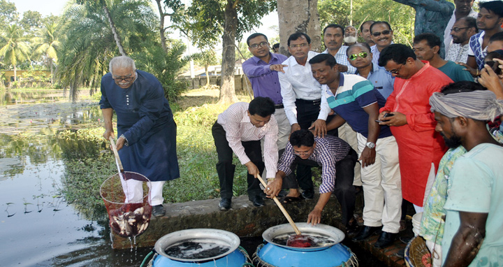 রামপালে মাছের পোনা অবমুক্তকরণ