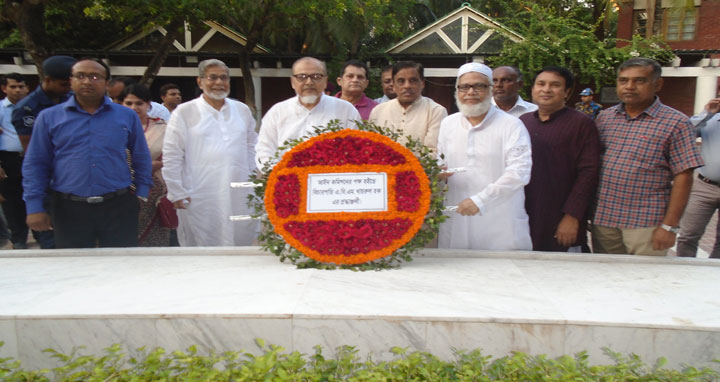 টুঙ্গিপাড়ায় বঙ্গবন্ধুর প্রতি আইন কমিশনের শ্রদ্ধা