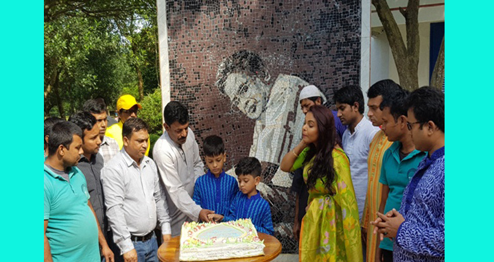 প্রয়াত বাবার প্রতিকৃতির সামনে জন্মদিনের কেক কাটলেন নিষাদ-নিনিতরা