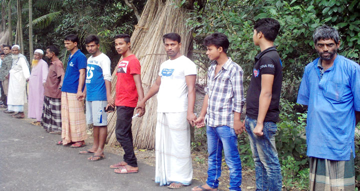 নড়াইলে গৃহবধূ নির্যাতন মামলার আসামিদের গ্রেফতার দাবিতে মানববন্ধন