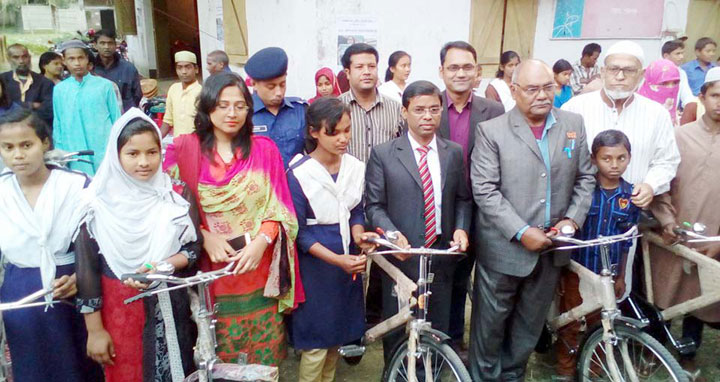 আটোয়ারীতে শিক্ষার্থীদের মাঝে বাই সাইকেল, স্কুল ব্যাগ ও টিফিন বক্স বিতরণ