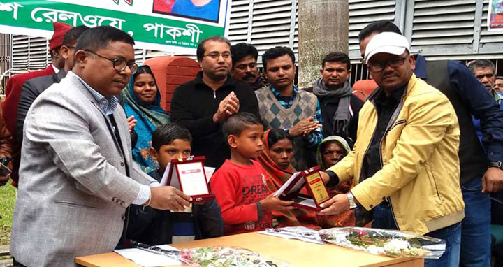 রাজশাহীতে ট্রেন রক্ষাকারী সেই দুই শিশুকে সংবর্ধনা