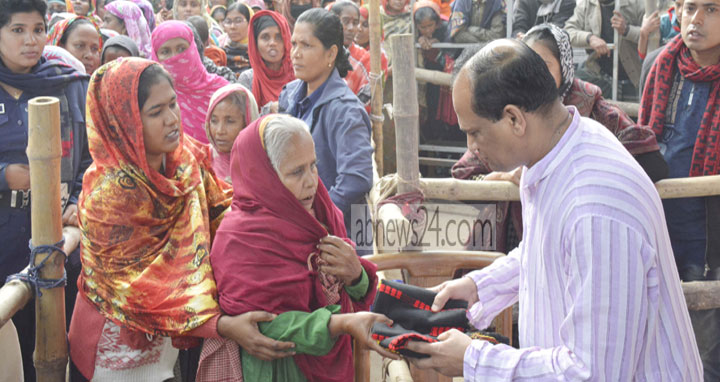 বাগমারার সাংসদের শীত উপহার পেলেন তৃণমূলের নেতারা