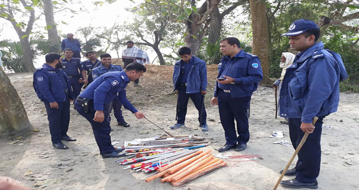 দাউদকান্দিতে ভোটকেন্দ্রের পাশে ঝোপ থেকে দেশীয় অস্ত্র উদ্ধার