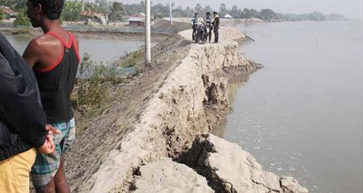 কয়রায় কাটকাটা রত্নাঘেরির বেড়িবাঁধে ভয়াবহ ভাঙন