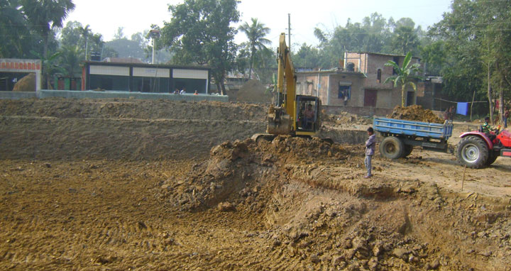 আক্কেলপুরে পুকুর খনন ঝুঁকিতে মসজিদ-সড়ক