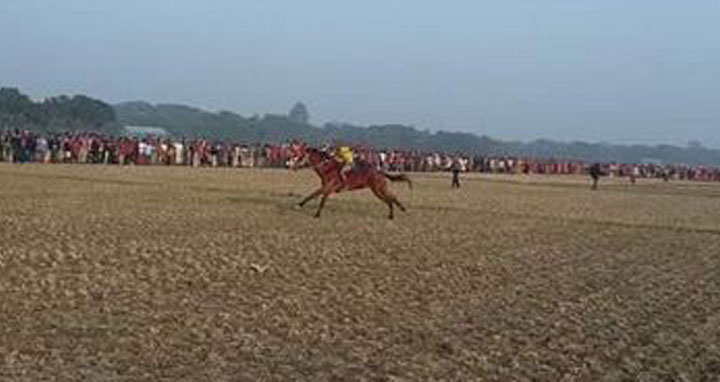 কটিয়াদীতে ঐতিহ্যবাহী ঘোড়াদৌড় প্রতিযোগিতা অনুষ্ঠিত