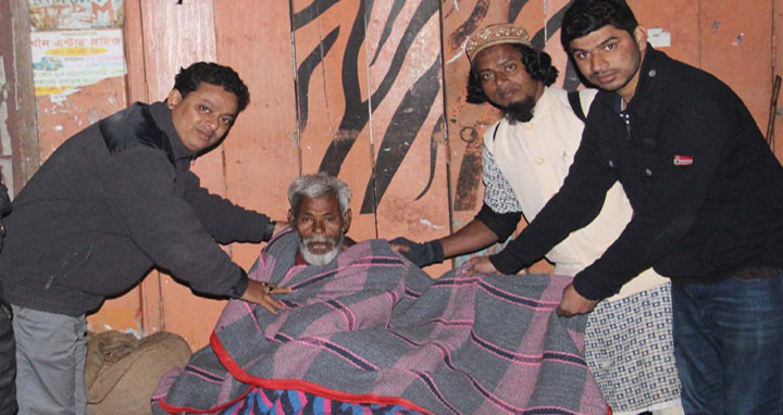কাউখালীতে শীতার্তদের মাঝে কম্বল বিতরণ