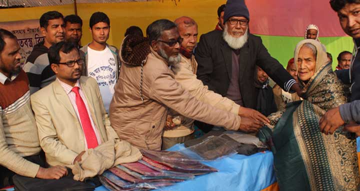 দৌলতপুরে শীতবস্ত্র বিতরণ