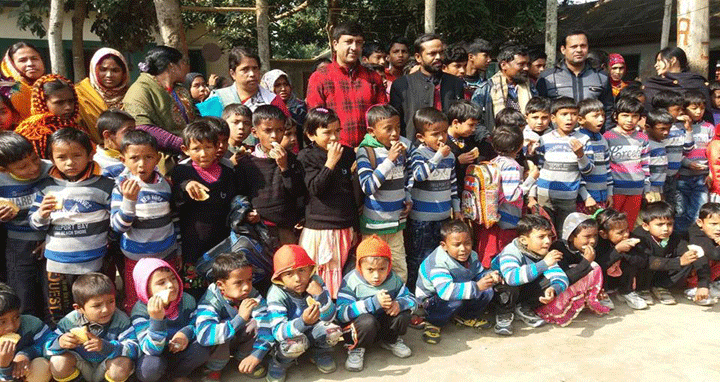 তেঁতুলিয়ায় শিক্ষার্থীদের মাঝে শিতবস্ত্র ও খাবার বিতরণ